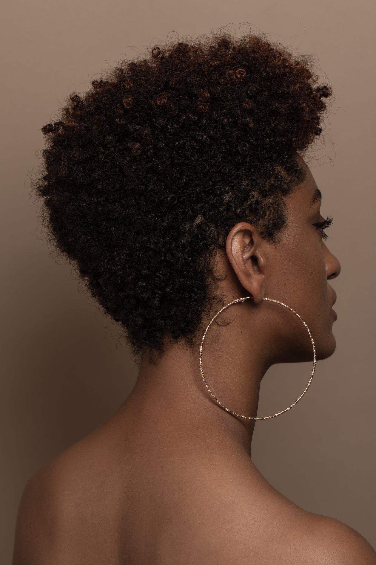 Cheveux crépus naturels vus de profil, à la texture serrée
