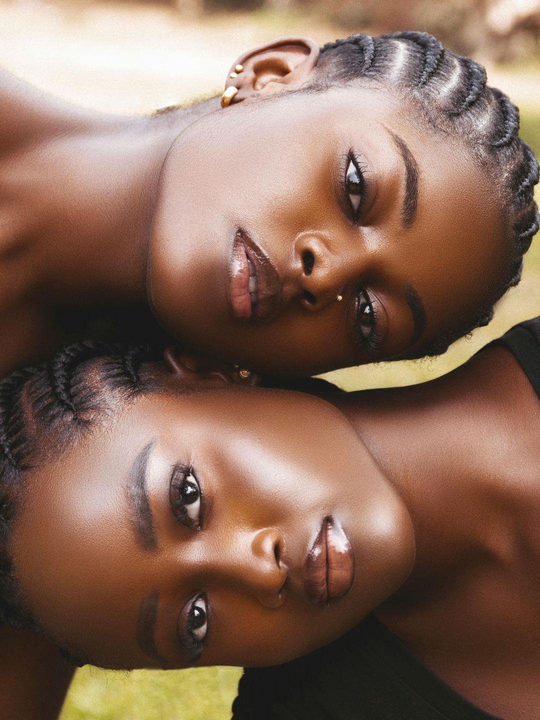Gros plan sur des tresses plaquées, une coiffure protectrice sur cheveux crépus