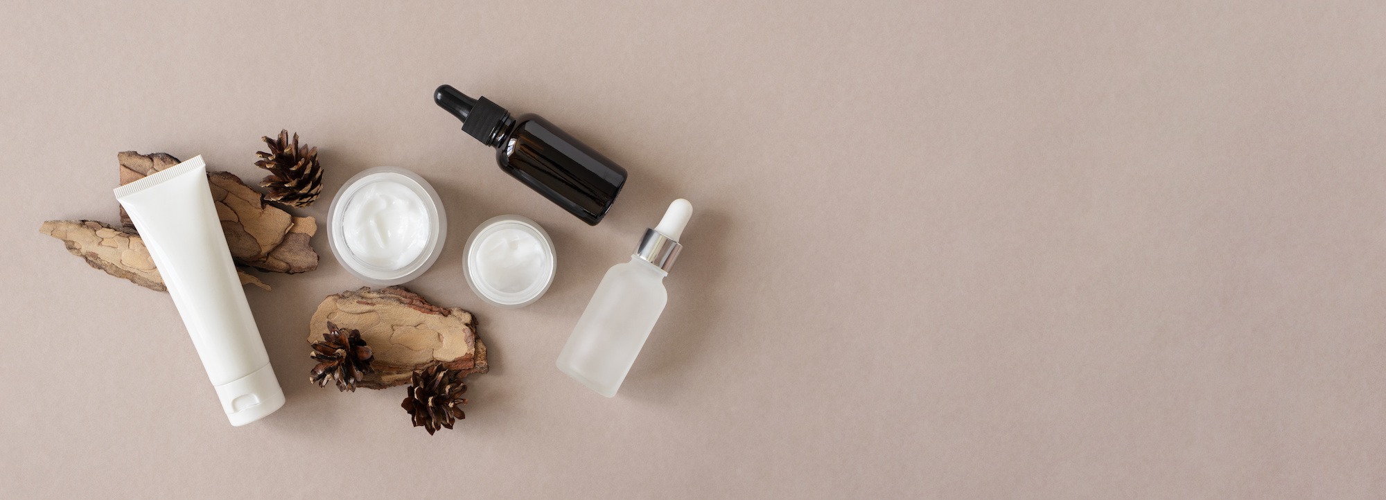 Sélection de soins capillaires naturels posés sur fond beige